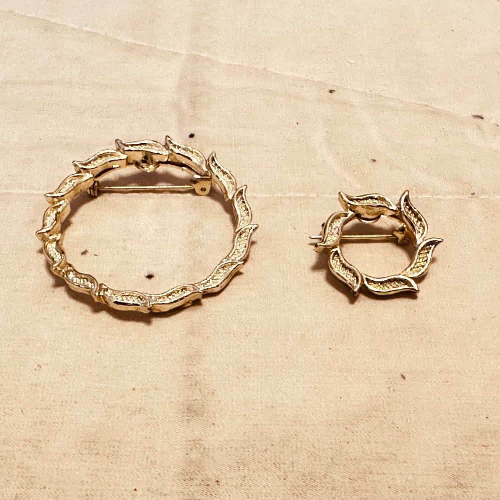 Gerry’s Gold Tone Wreath Brooch Set Signed Leaf Circle Pins Vintage 1980s